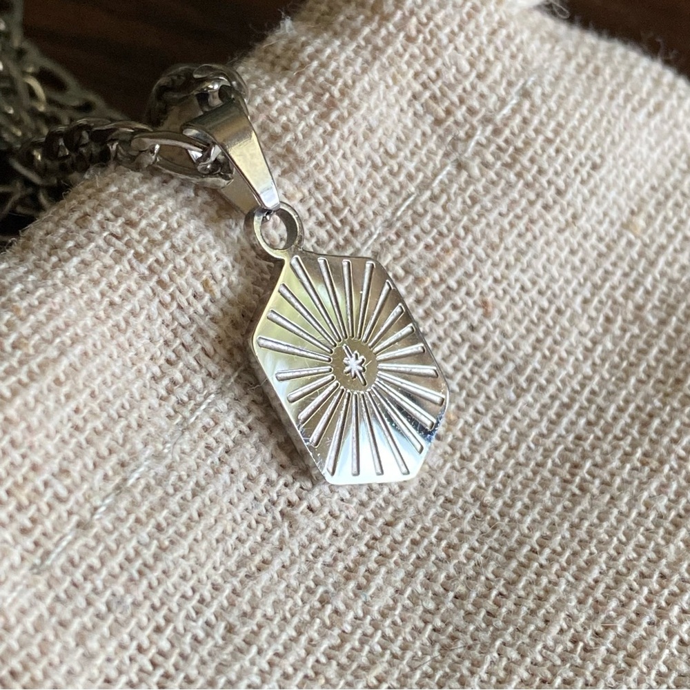 ✨ 2/$15 JEWELRY✨ Waterproof Stainless Steel Starburst Charm Necklace